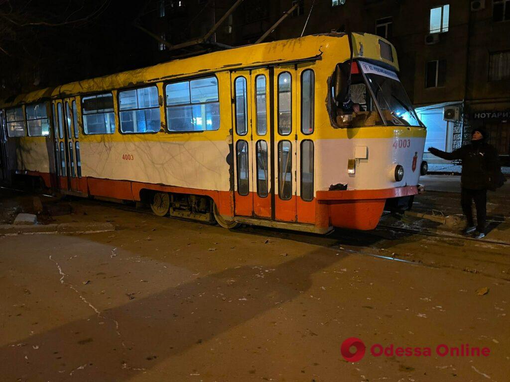 В центре Одессы без тока застыли трамваи (фото)