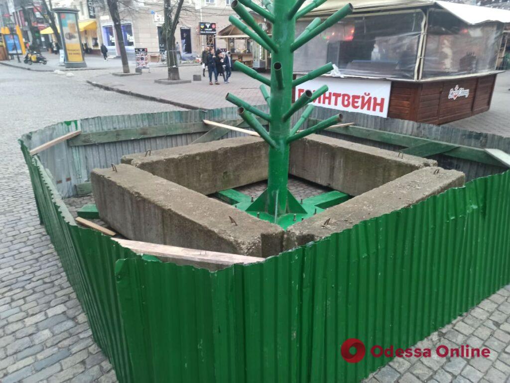 На Дерибасовской начали устанавливать новогоднюю елку (фото)