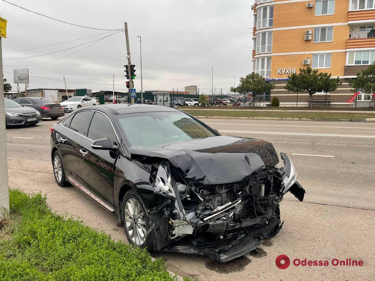 В Черноморске столкнулись Tesla и Hyundai (фото, видео)