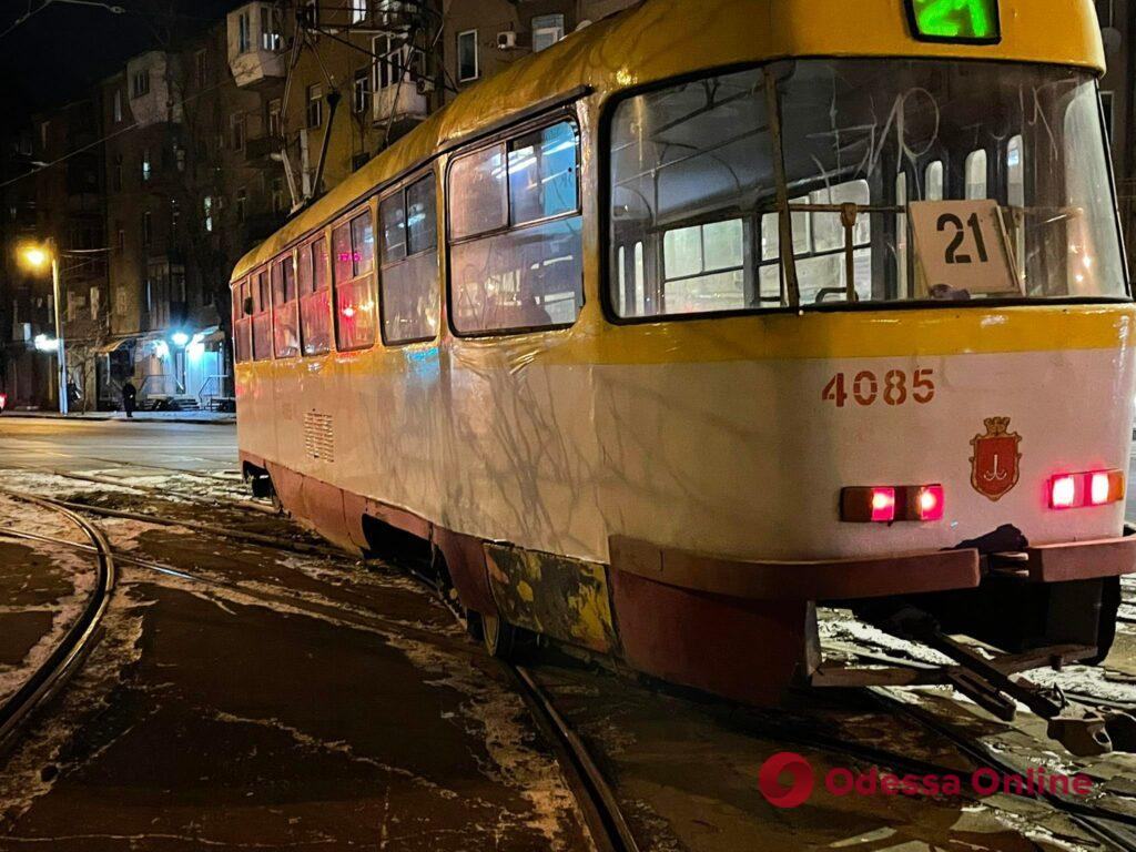 В центре Одессы без тока застыли трамваи (фото)