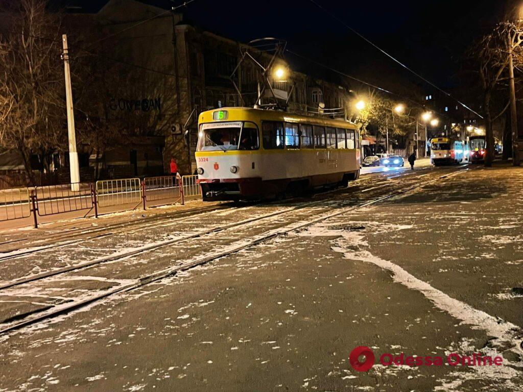 В центре Одессы без тока застыли трамваи (фото)