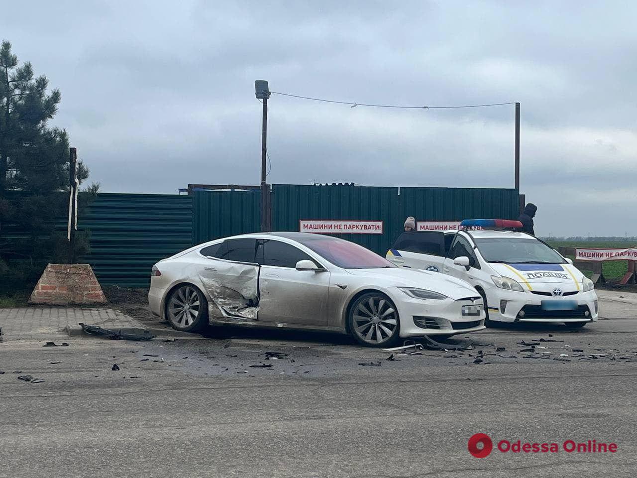 В Черноморске столкнулись Tesla и Hyundai (фото, видео)