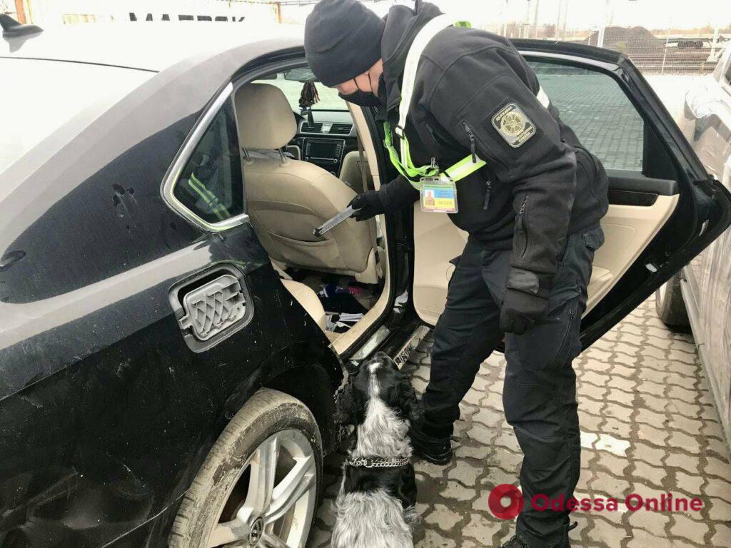 В порту под Одессой нашли оружие и патроны в автомобилях из США