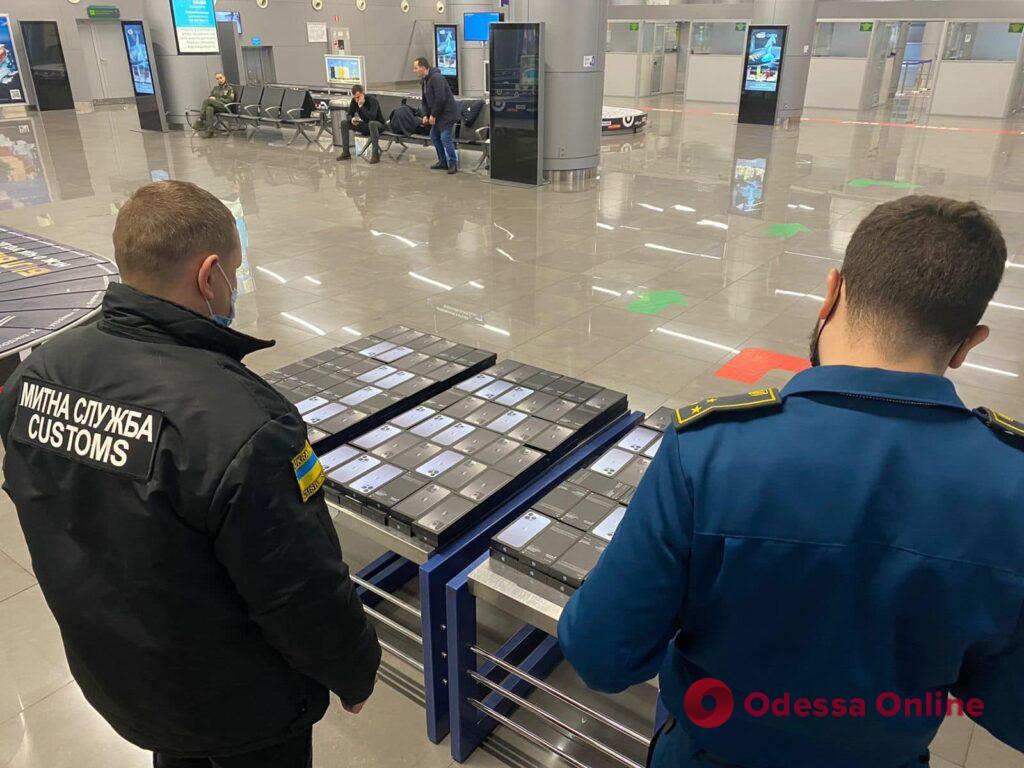 В Одесском аэропорту нашли партию контрабандных iPhone 13 Pro Max на семь миллионов гривен