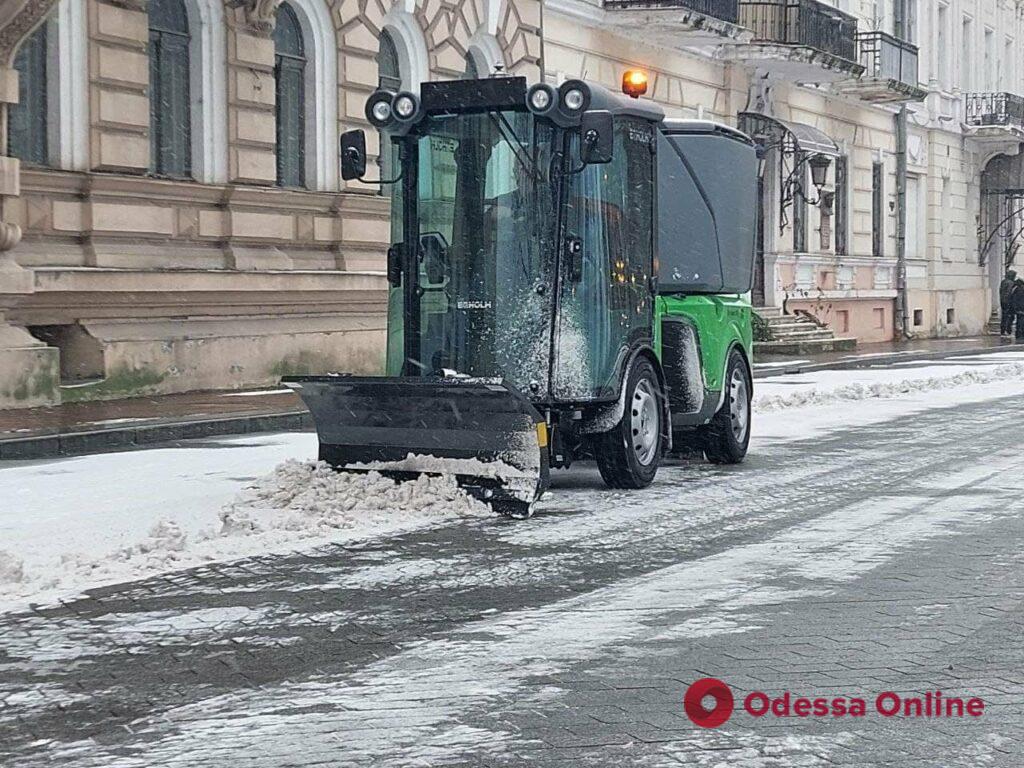 Одесские улицы от снега убирает новая спецтехника