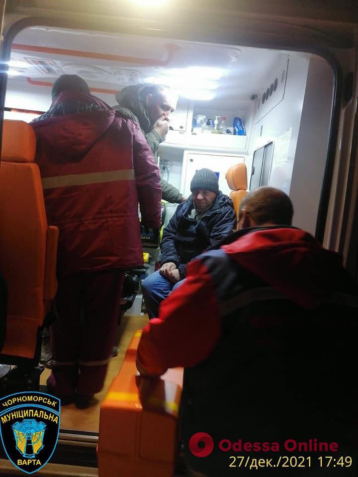 Уснул на морозе: в Черноморске муниципалы спасли загулявшего мужчину