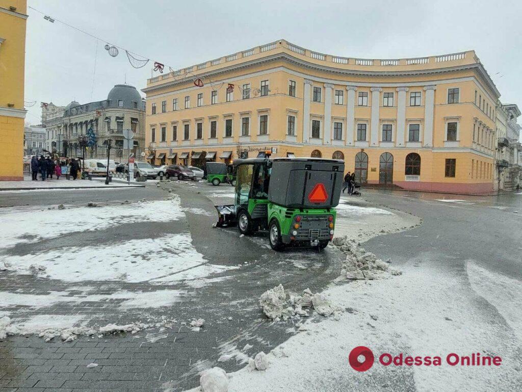 Одесские улицы от снега убирает новая спецтехника
