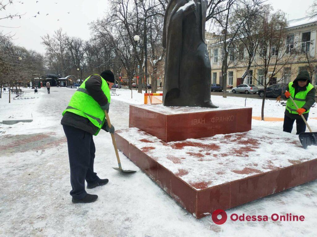 Коммунальщики очищают от снега и льда побережье Одессы