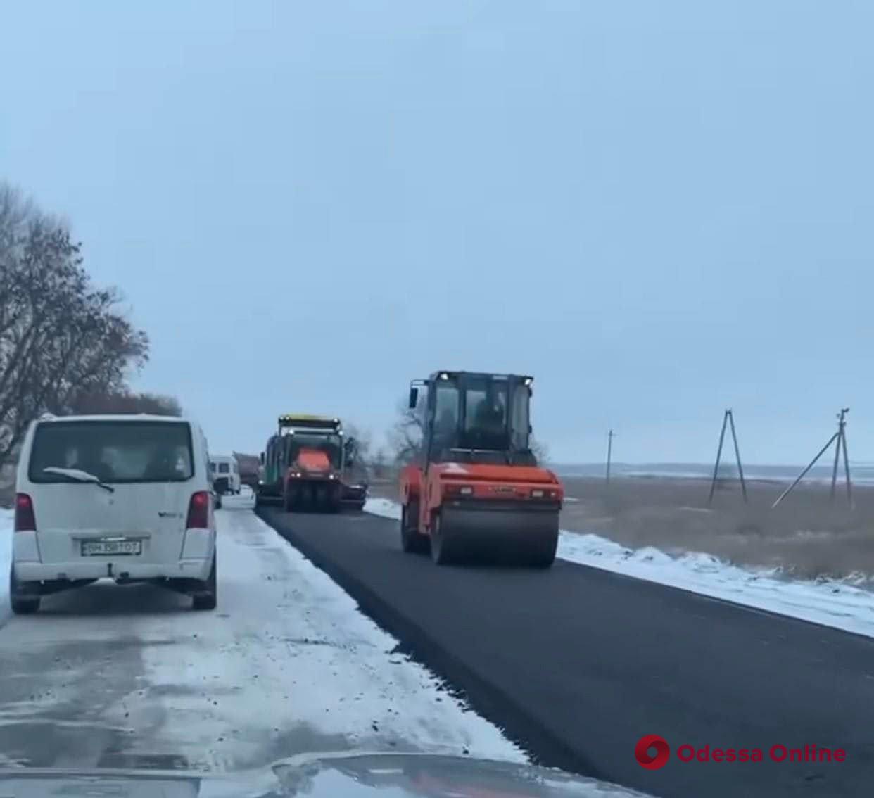 Погода не в счет: в Одесской области подрядчик укладывал асфальт прямо на обледенелую и заснеженную дорогу