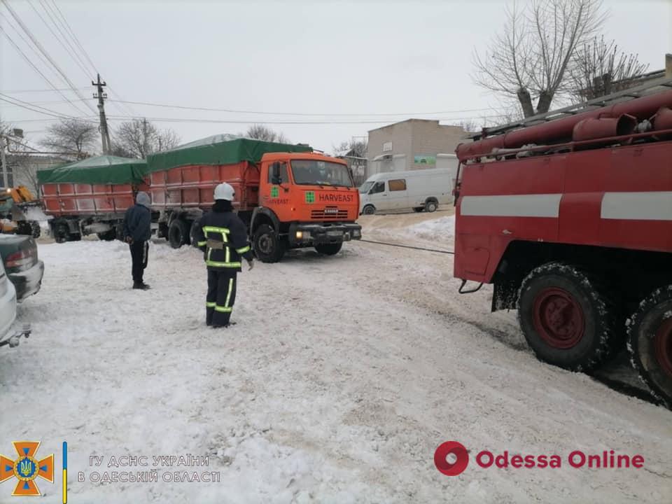 Одесские спасатели вытащили из снежного заноса две машины «скорой помощи»