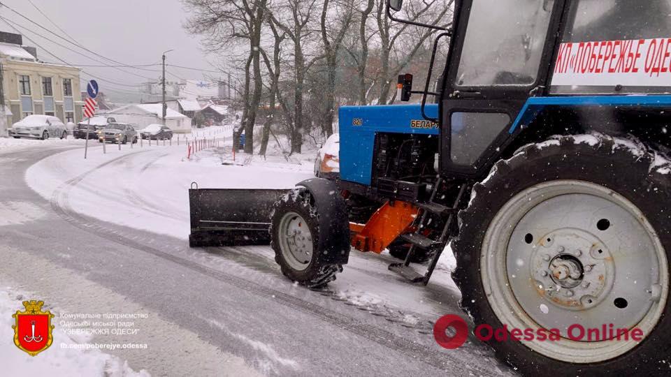 Коммунальщики очищают от снега и льда побережье Одессы