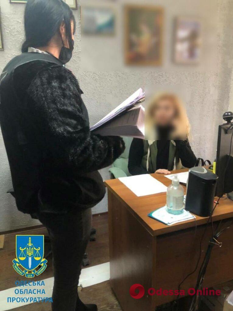 «Заказала» криминальному авторитету выбить деньги у знакомого: жительница Черноморска оказалась на скамье подсудимых