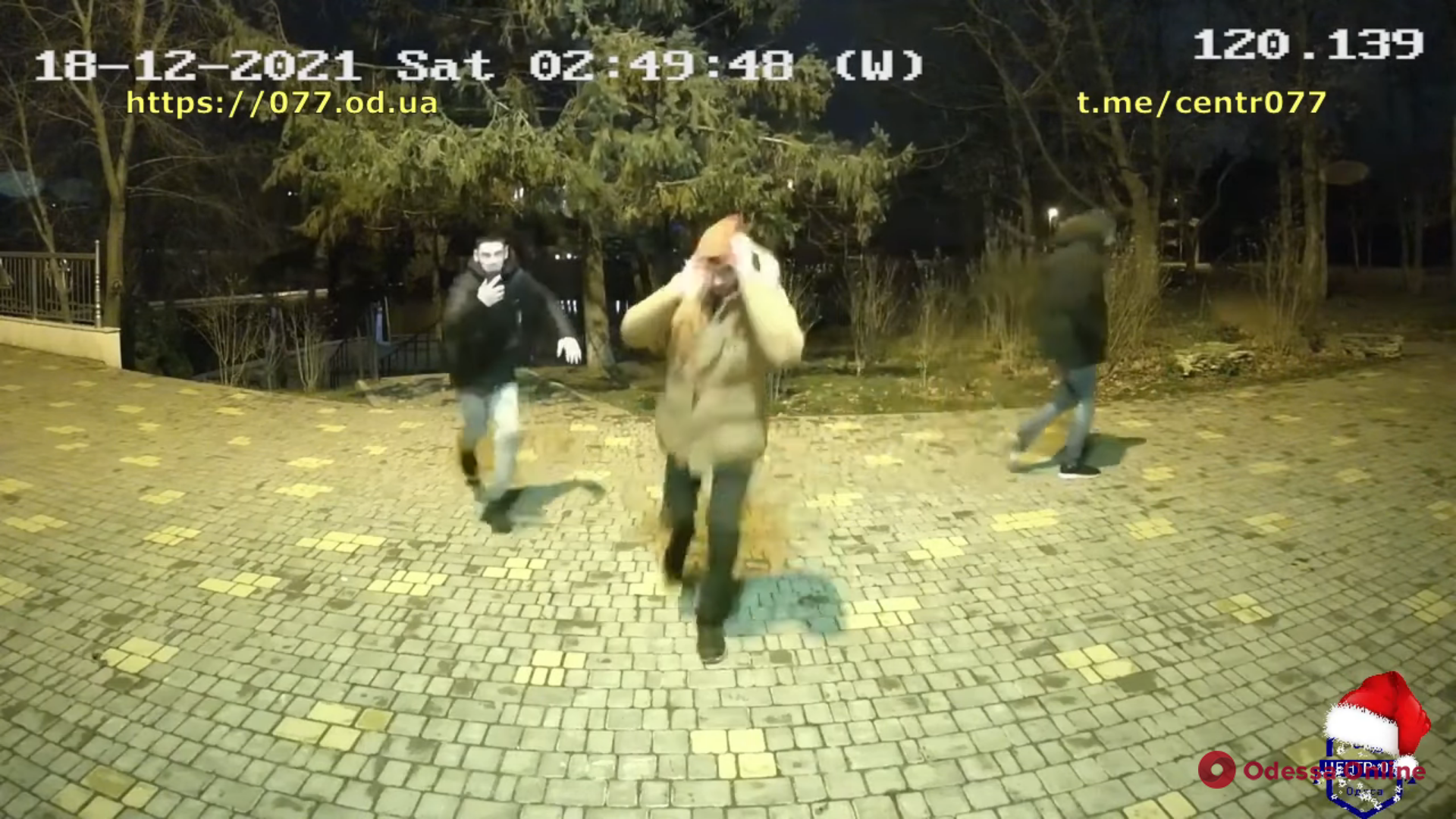 Пытался «пробить» головой: в одесском парке Победы хулиган напал на стелу с видеокамерами (видео)