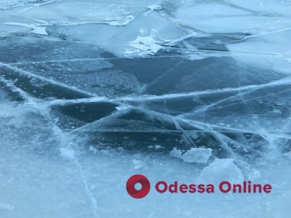 Хотели сделать селфи на пруду: под Одессой трое школьников провалились под лед