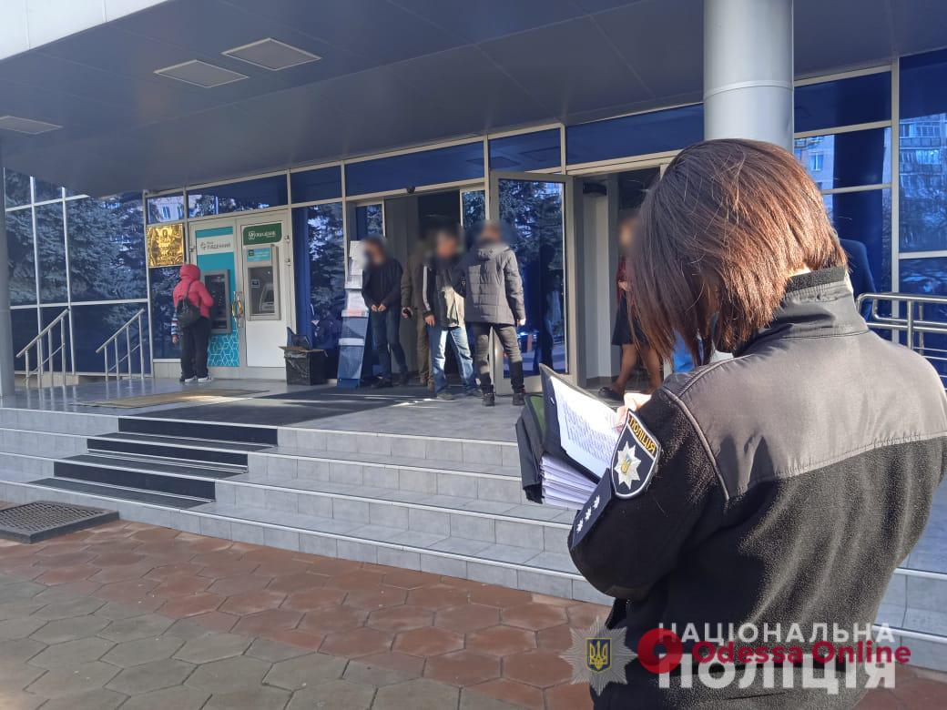 Во время потасовки под зданием горисполкома в Черноморске пострадал полицейский