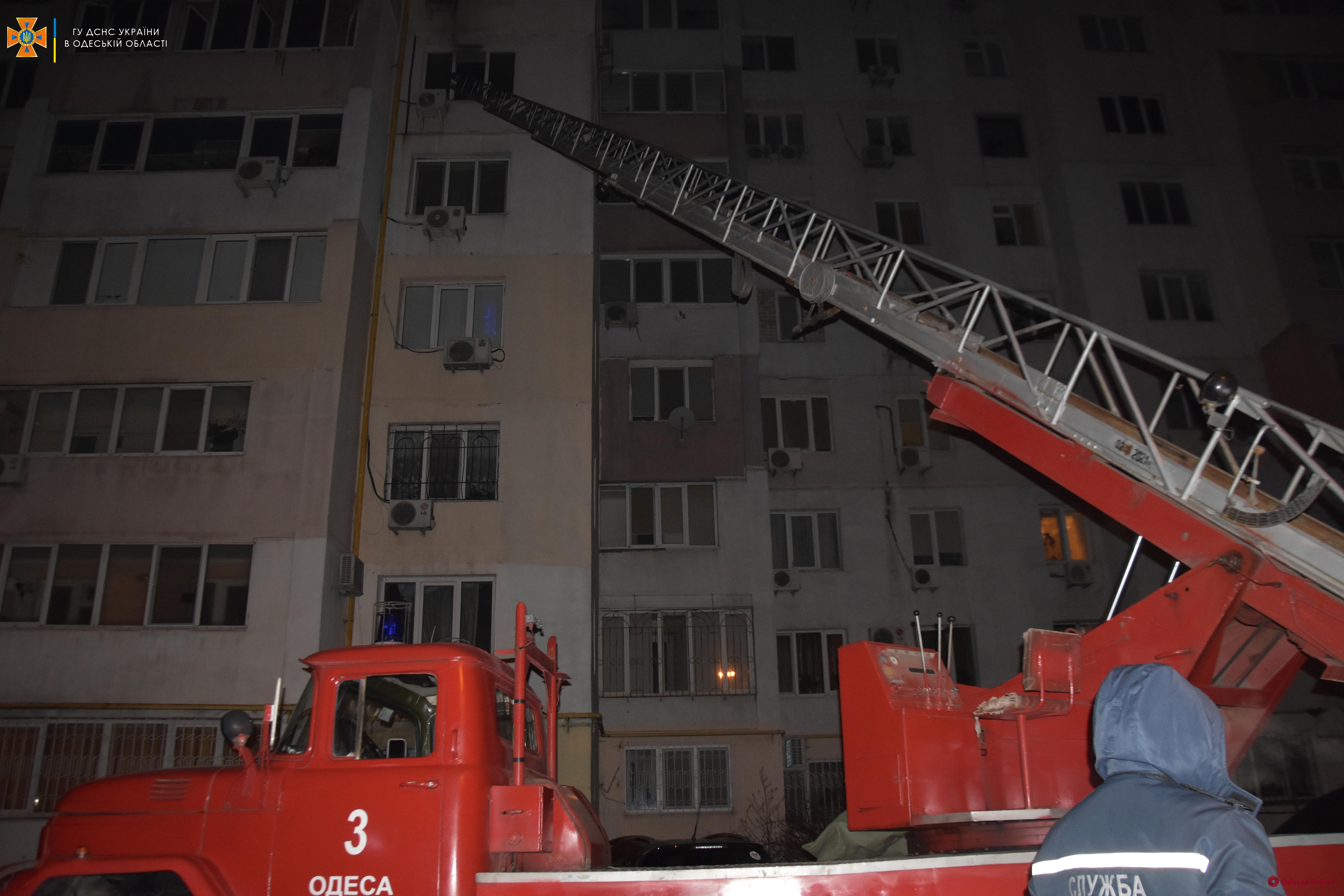В доме на Молдаванке горела квартира – хозяина госпитализировали в тяжелом состоянии