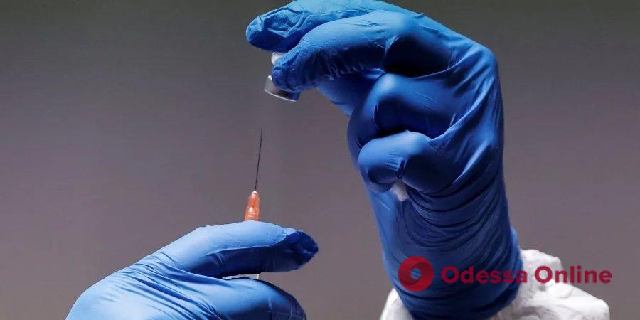 Бустерную дозу COVID-вакцины смогут получить лица от 60 лет, — главный санврач