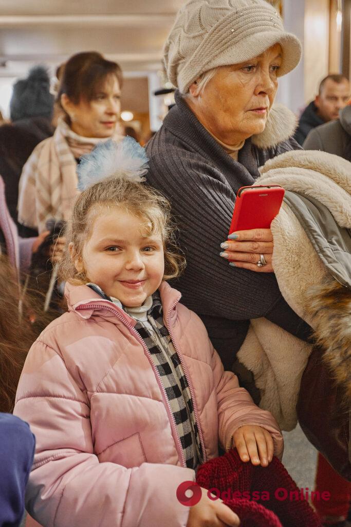 Сладкие подарки и спектакль в Украинском театре: одесский нардеп поздравил детей из многодетных семей с Рождеством и Новым годом