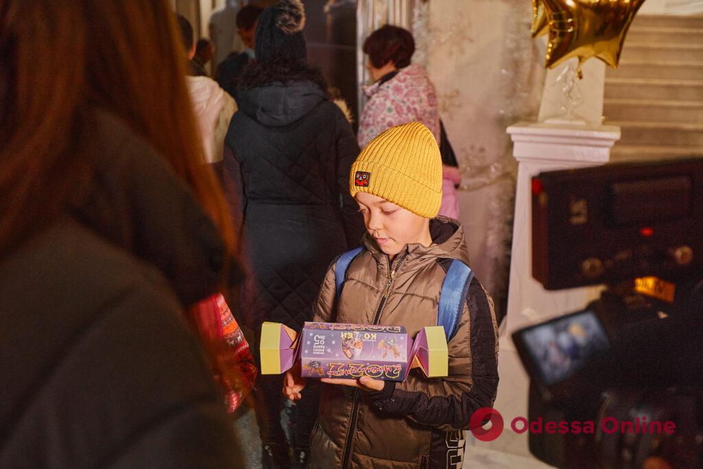 Сладкие подарки и спектакль в Украинском театре: одесский нардеп поздравил детей из многодетных семей с Рождеством и Новым годом