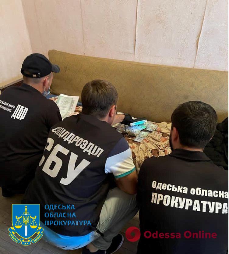 Две тысячи долларов или выселение: двух полицейских Одесской области будут судить за вымогательство