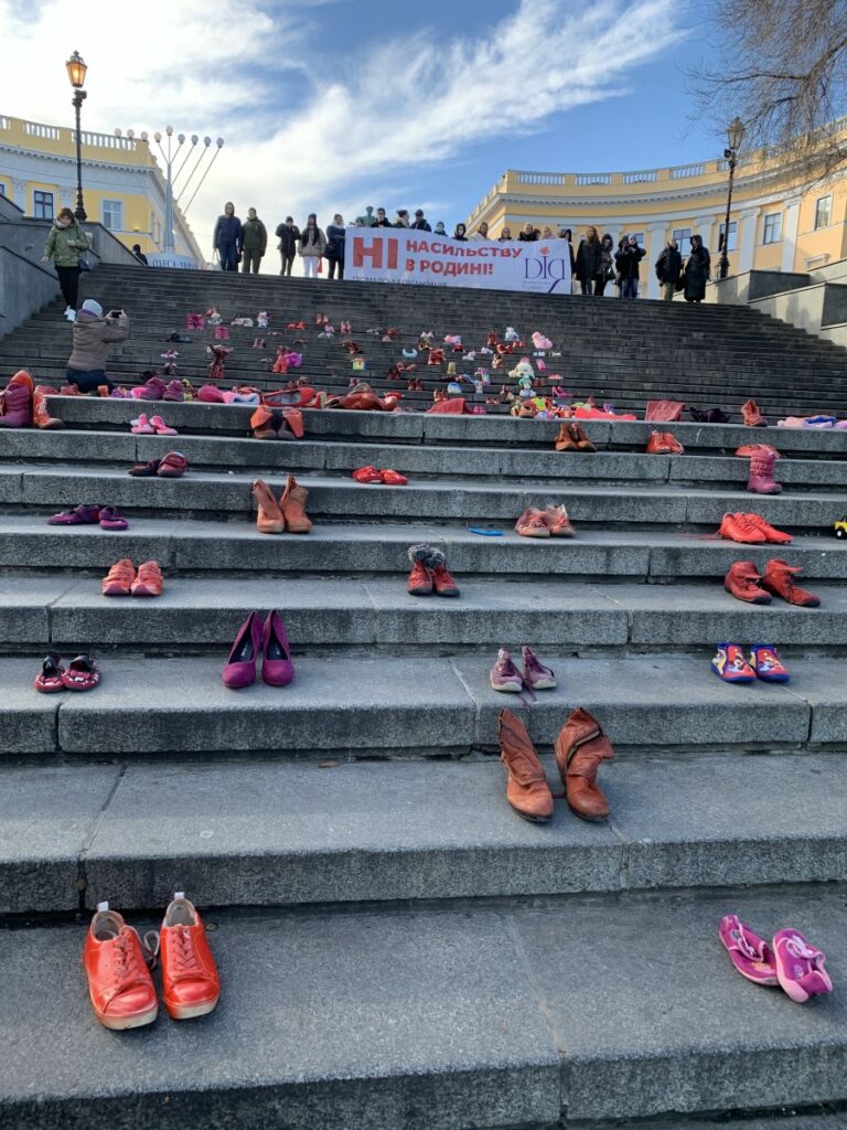 «Красная обувь»: на Потемкинской лестнице прошла акция против домашнего насилия