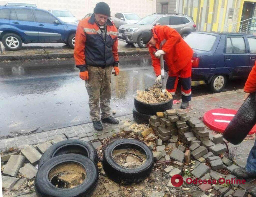 Борьба с юнипаркерами: в Малиновском районе демонтировали 13 незаконных конструкций (фото)