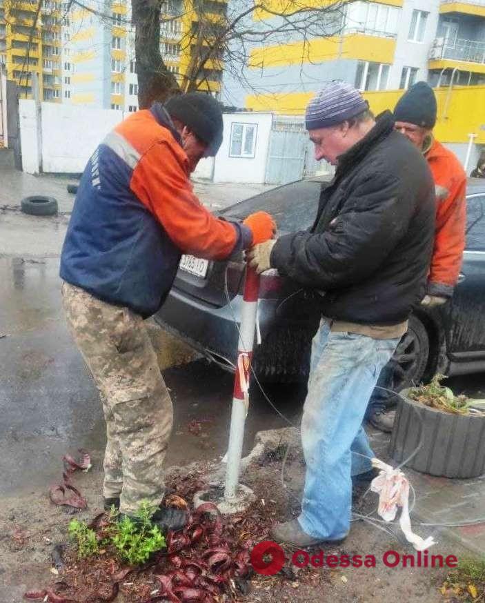 Борьба с юнипаркерами: в Малиновском районе демонтировали 13 незаконных конструкций (фото)