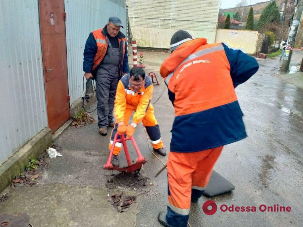 Борьба с юнипаркерами: в Малиновском районе демонтировали 13 незаконных конструкций (фото)