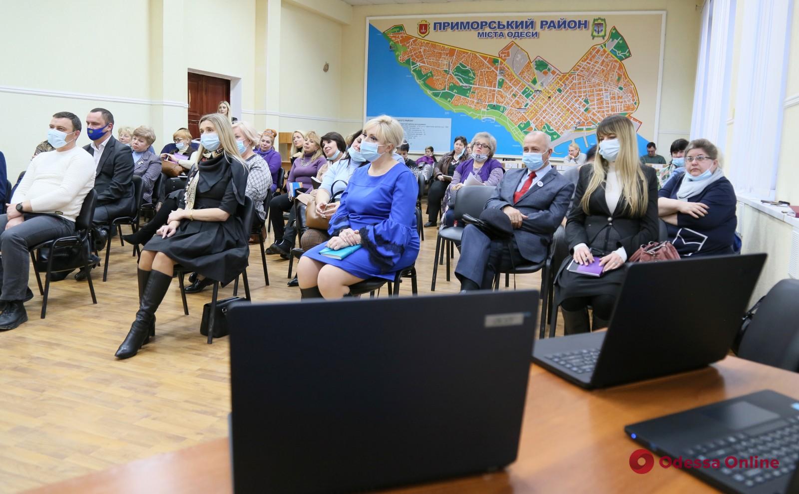 Одесским учителям вручили ноутбуки от государства
