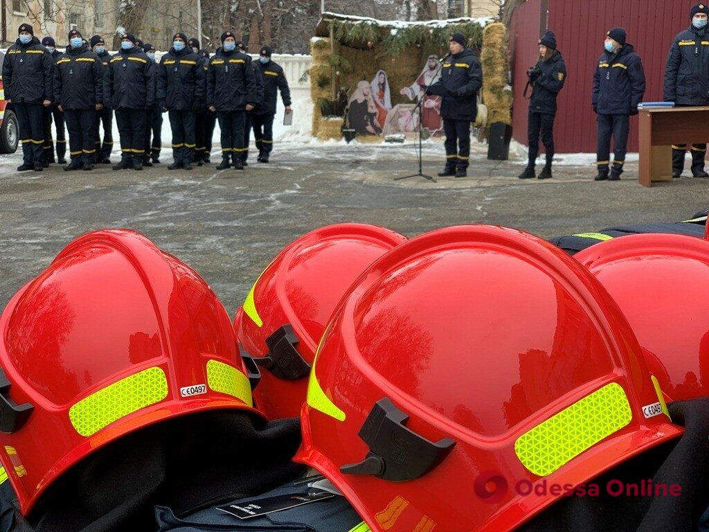 Одесские спасатели получили новое спецобмундирование
