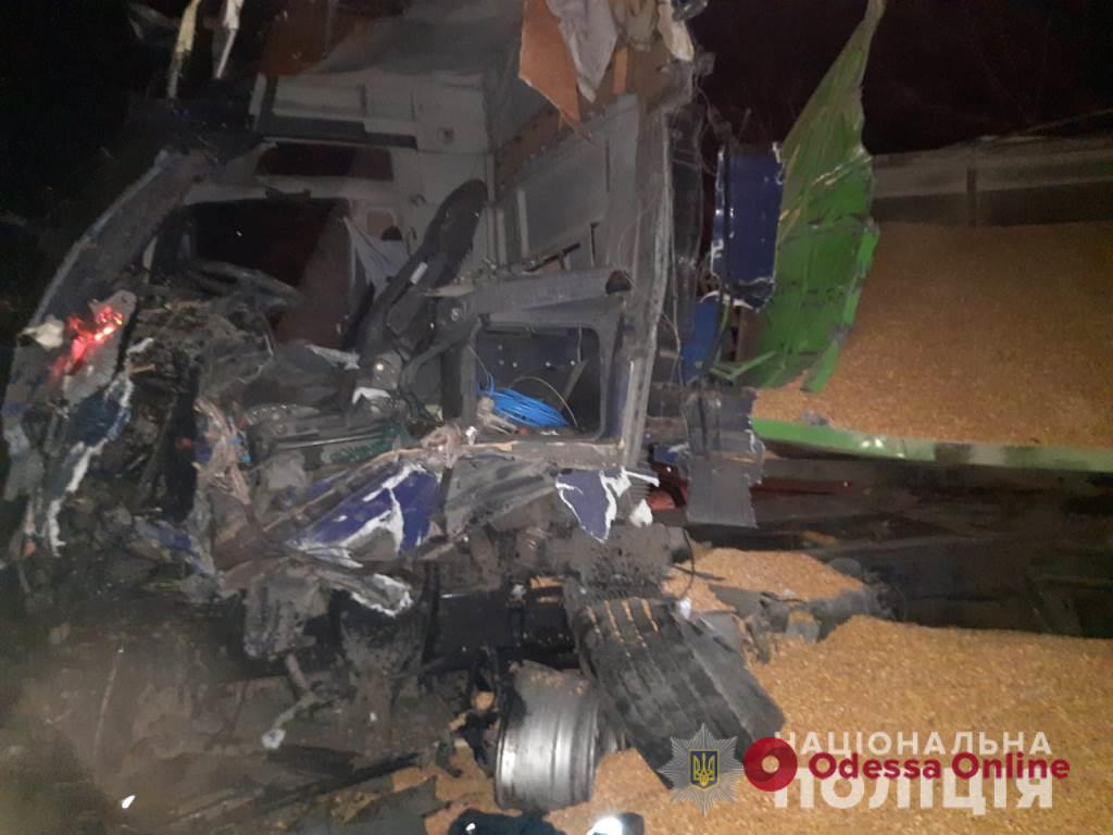 Под Одессой столкнулись три фуры: погибли двое водителей (фото)