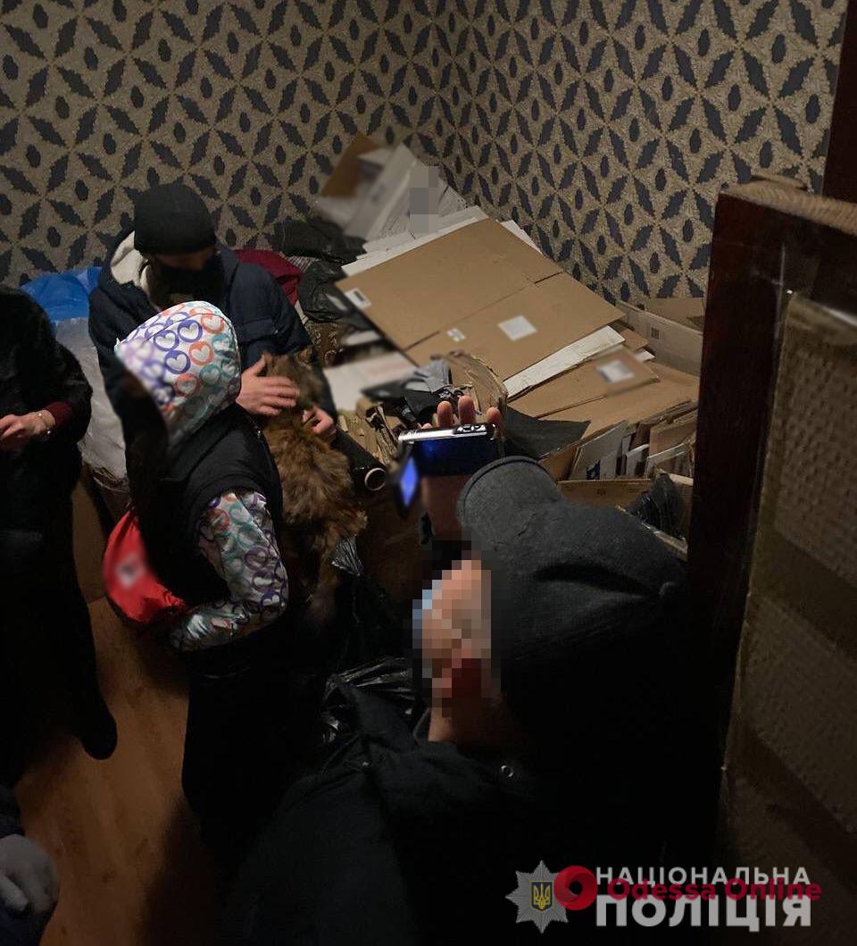 Одесские полицейские в двух частных домах нашли безакцизные сигареты на два миллиона