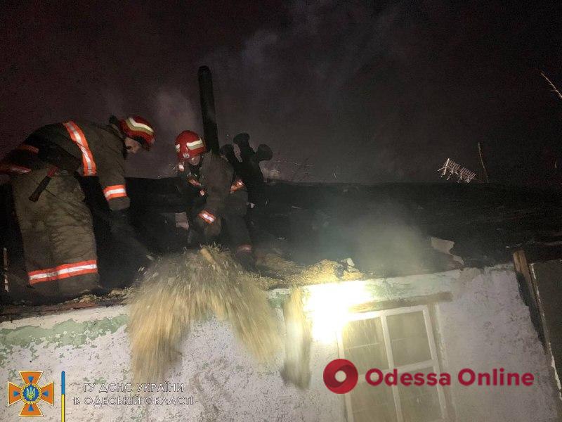 Под Одессой сгорела летняя кухня: пожарные успели спасти дом (фото)