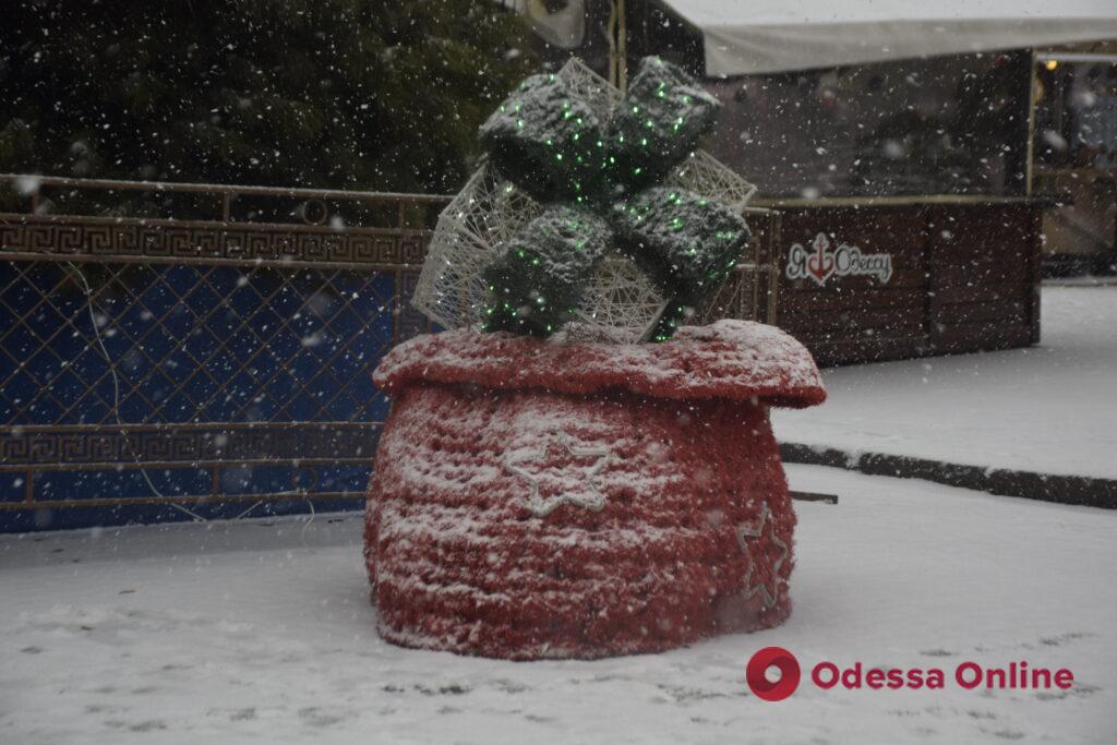 Одессу накрыло снегом (фоторепортаж)