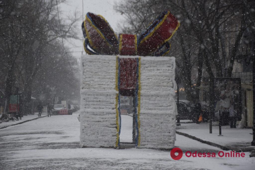 Одессу накрыло снегом (фоторепортаж)