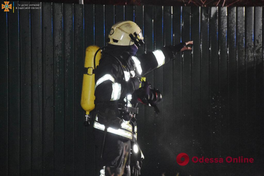 Два десятка спасателей тушили пожар в Черноморке