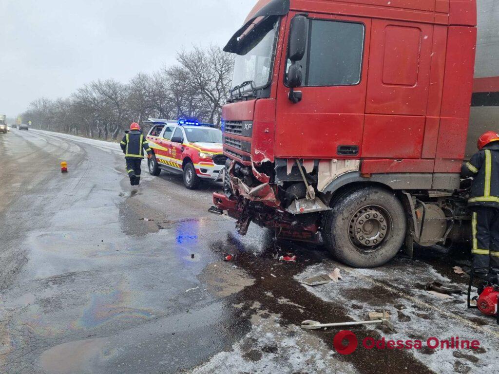 На трассе Одесса-Николаев столкнулись грузовик и легковушка – двое погибших