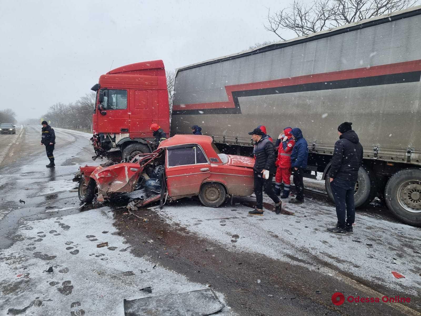 На трассе Одесса-Николаев столкнулись грузовик и легковушка – двое погибших