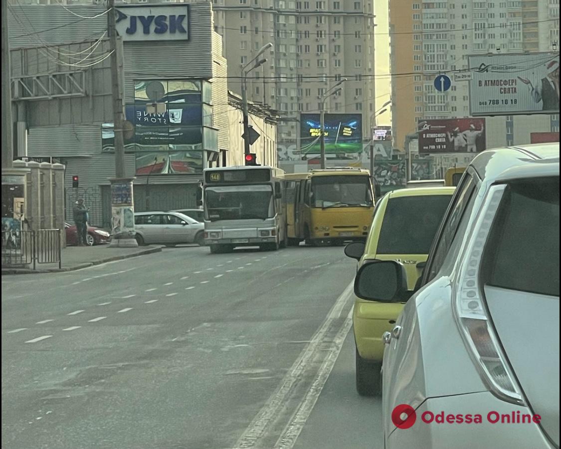 В Одессе на Среднефонтанской столкнулись две маршуртки