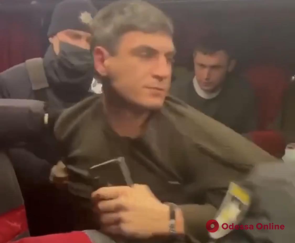 Известный одесский антивакцинатор задержал автобус Одесса-Киев более чем на час
