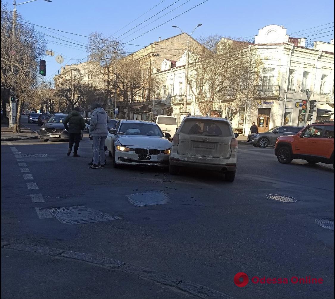 В центре Одессы столкнулись BMW и Toyota