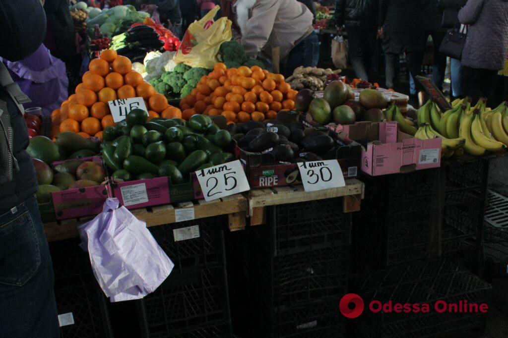 Яблоки, груши, капуста и свиная шея: субботние цены на одесском «Привозе»