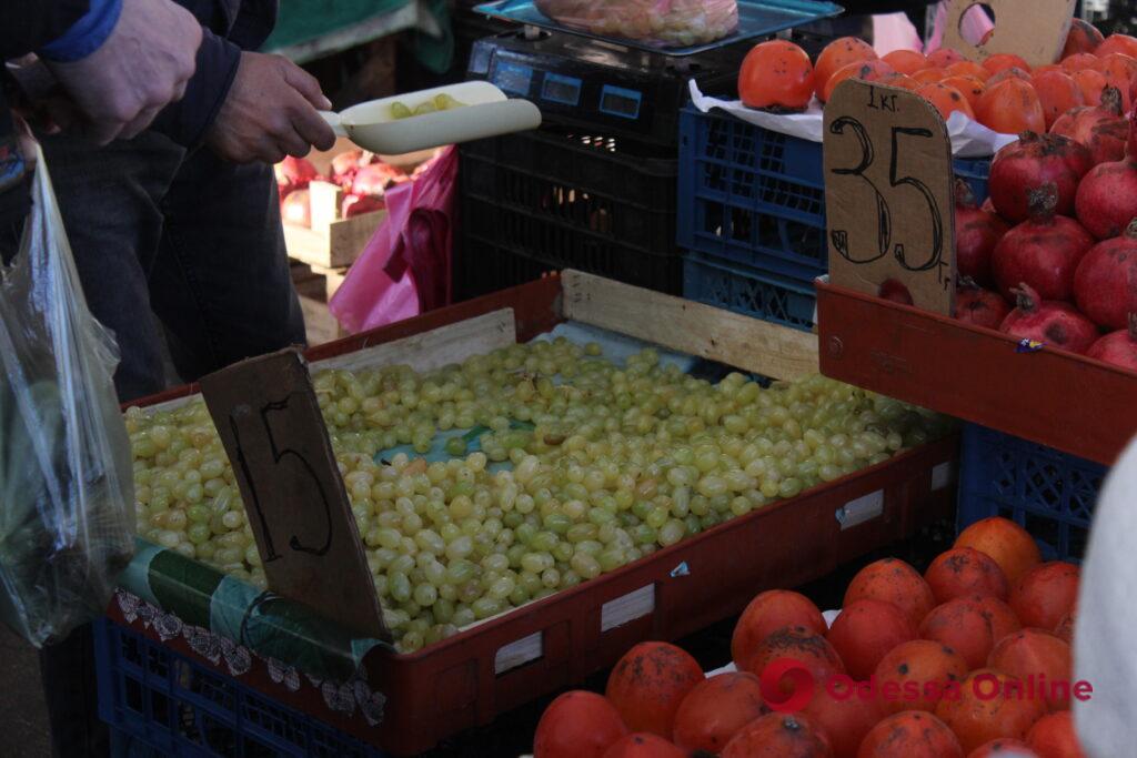 Яблоки, груши, капуста и свиная шея: субботние цены на одесском «Привозе»