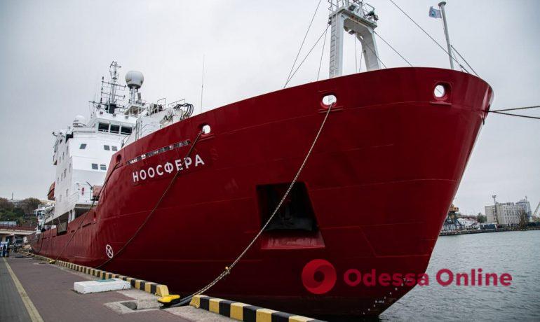 Скоро в Антарктиду: ледокол «Ноосфера» отправился на техобслуживание в Черноморск