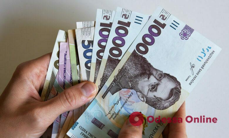 Средняя зарплата в Украине за год выросла почти на 20%