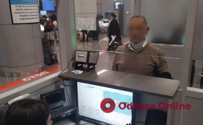 В Одесском аэропорту задержали мошенника, которого разыскивал Интерпол