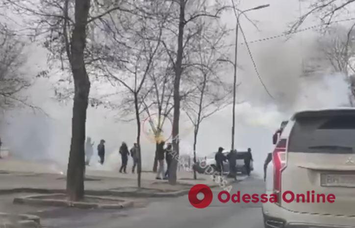 Автобус «Черноморца» забросали дымовыми шашками