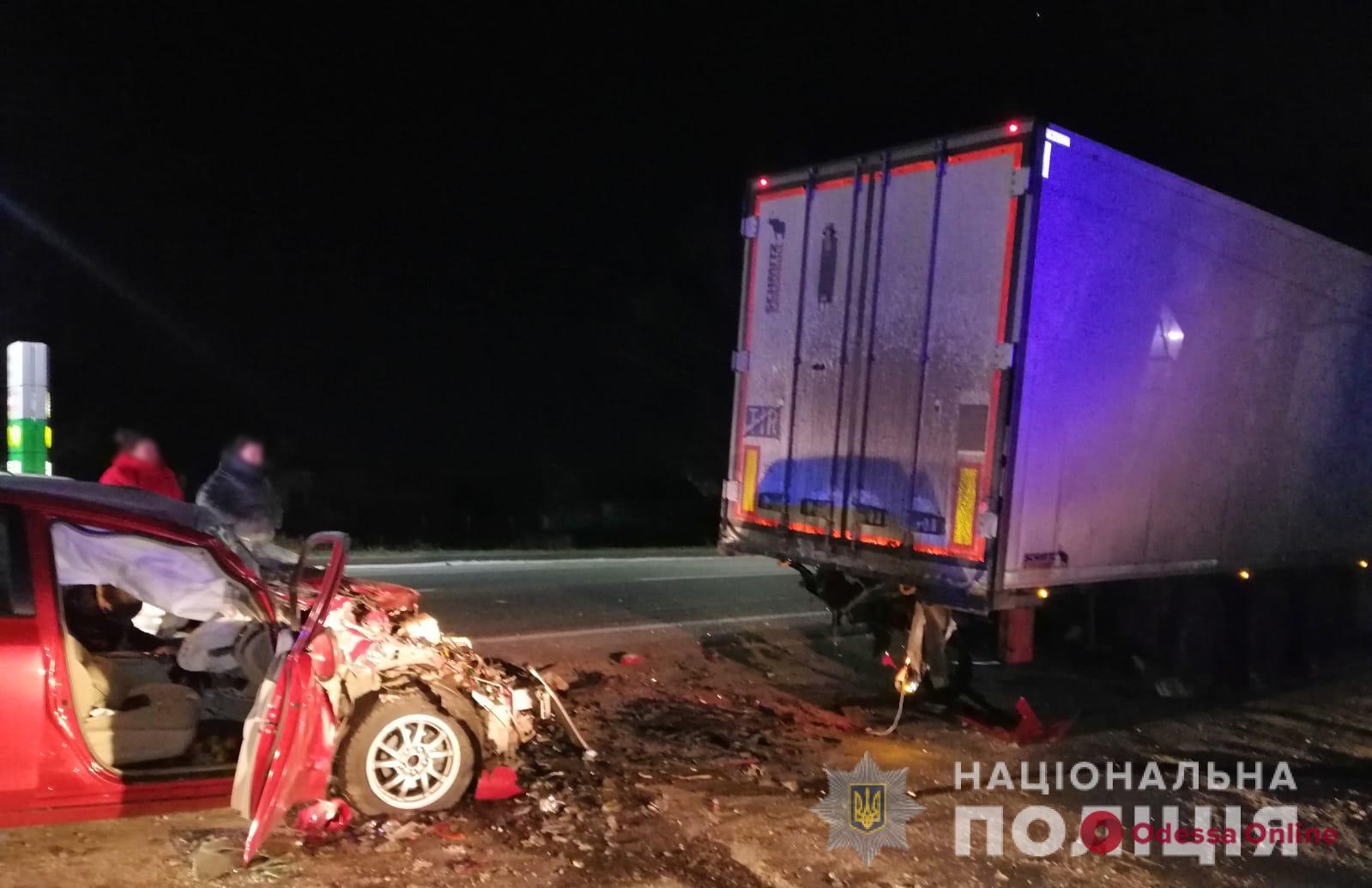 На трассе Одесса-Рени легковушка врезалась в припаркованный грузовик — водитель погиб
