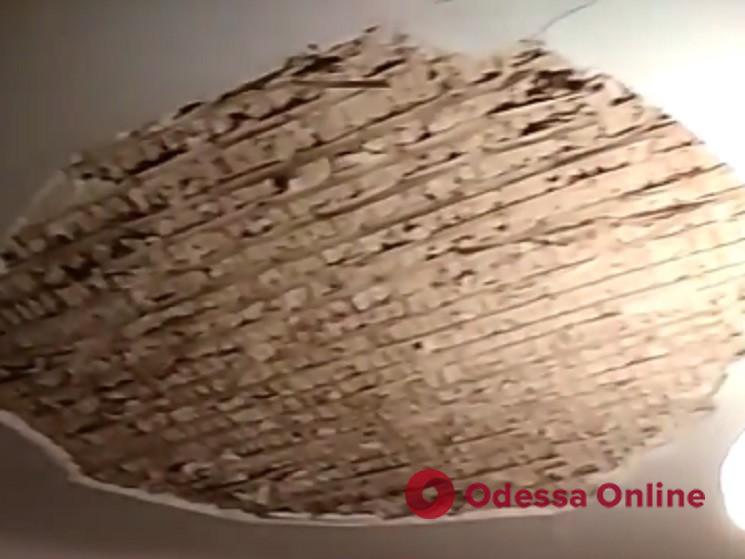В одесском училище на 17-летнего студента упал кусок потолка