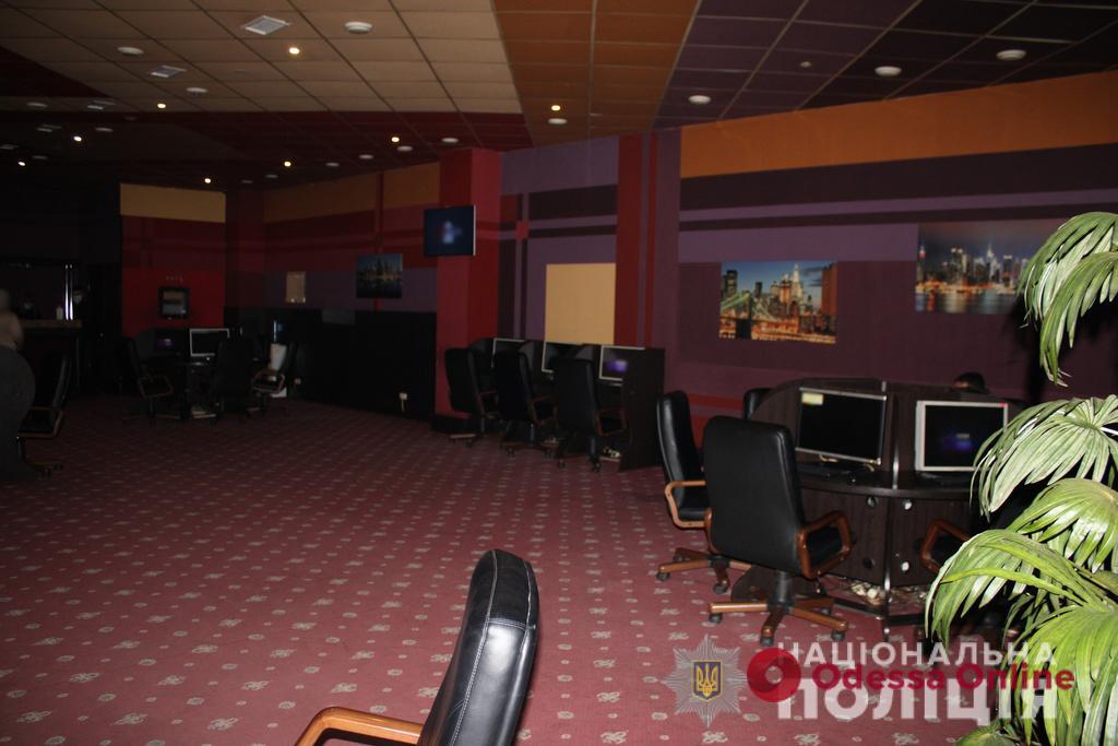 Вход только для «проверенных людей»: в Одессе обнаружили очередное нелегальное казино